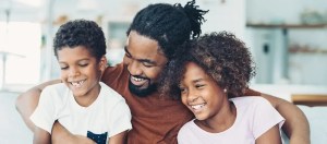família feliz de pai com seus dois filhos