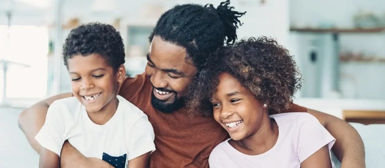 família feliz de pai com seus dois filhos
