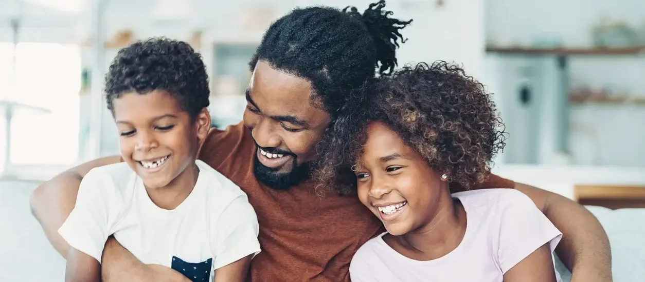 família feliz de pai com seus dois filhos