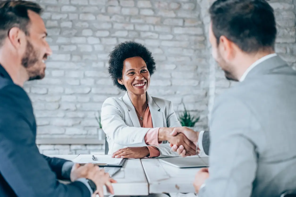 pessoas fechando um acordo