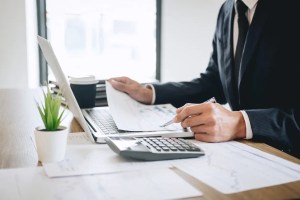homem olhando para o computador