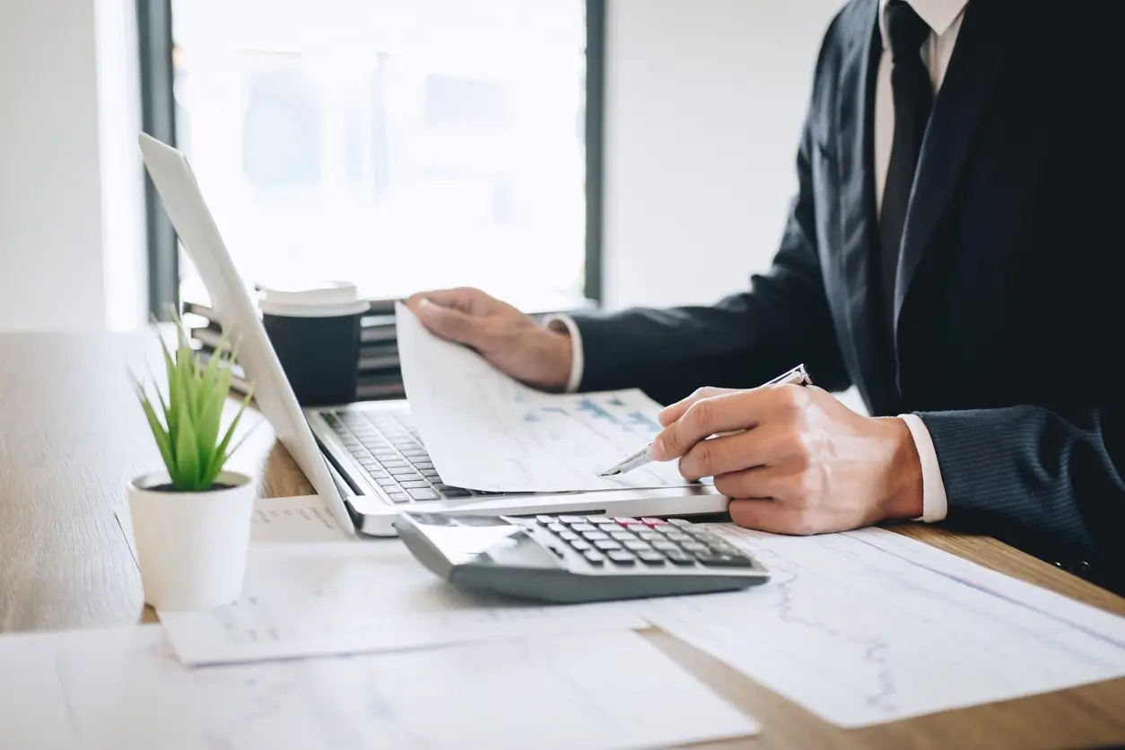 homem olhando para o computador