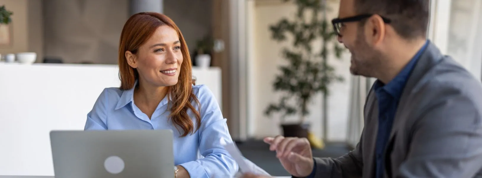 mulher e homem de negócios conversando