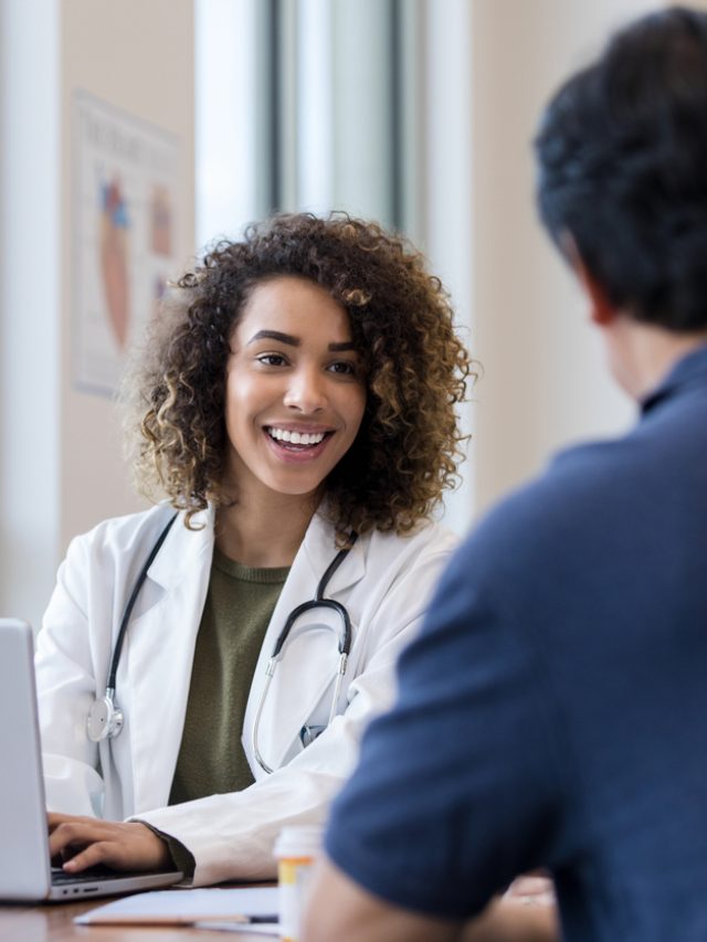 médica atendendo homem