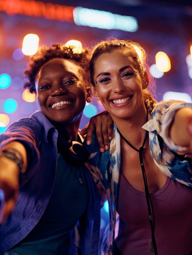 duas amigas curtindo um festival