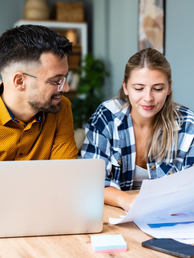 casal mexendo no computador