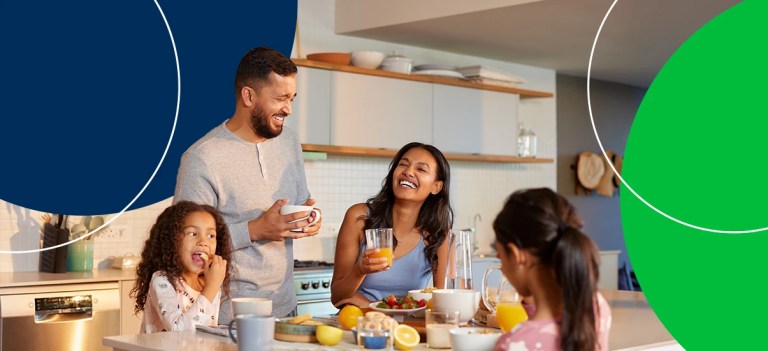 Família feliz se reunindo na cozinha, desfrutando de uma refeição deliciosa e momentos juntos, refletindo alegria e harmonia.