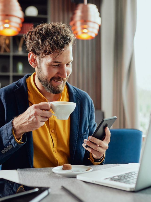 homem tomando chá olhando p computador