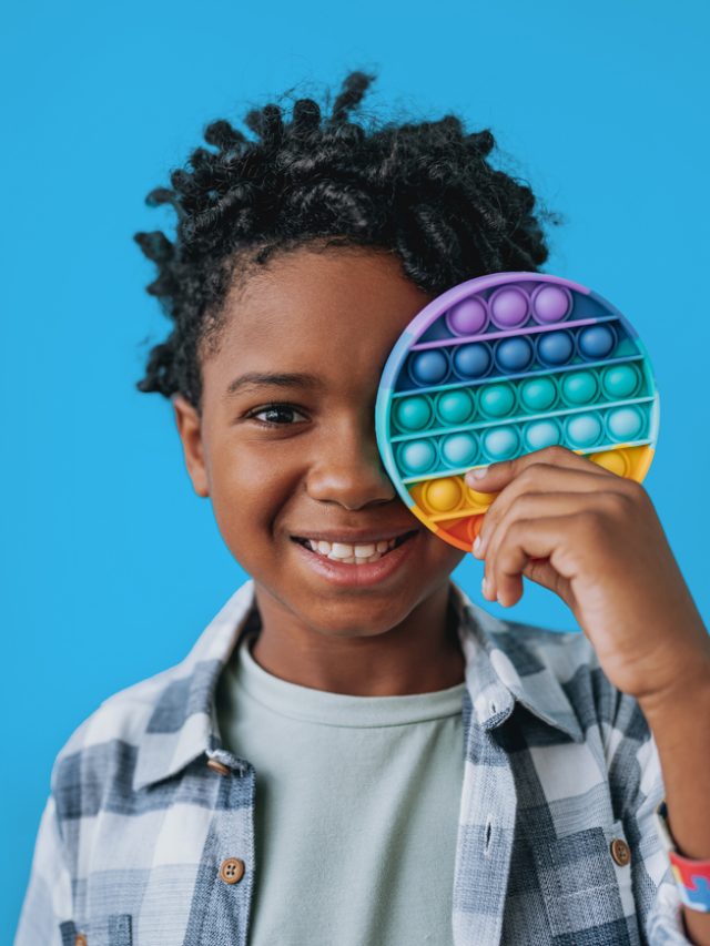 criança com uma pulseira de autismo segurando um brinquedo