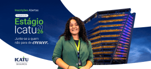 Jovem mulher sorridente com uniforme do programa de estágio ICATU, em frente a prédio moderno com luzes coloridas, promovendo oportunidades de estágio em 2026.