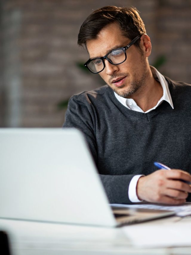 imagem de um homem usando o computador