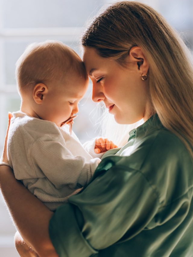 mulher segurando um bebê