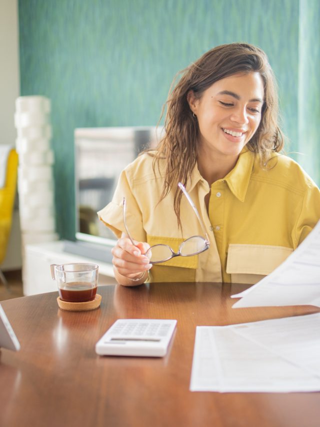 mulher fazendo contas