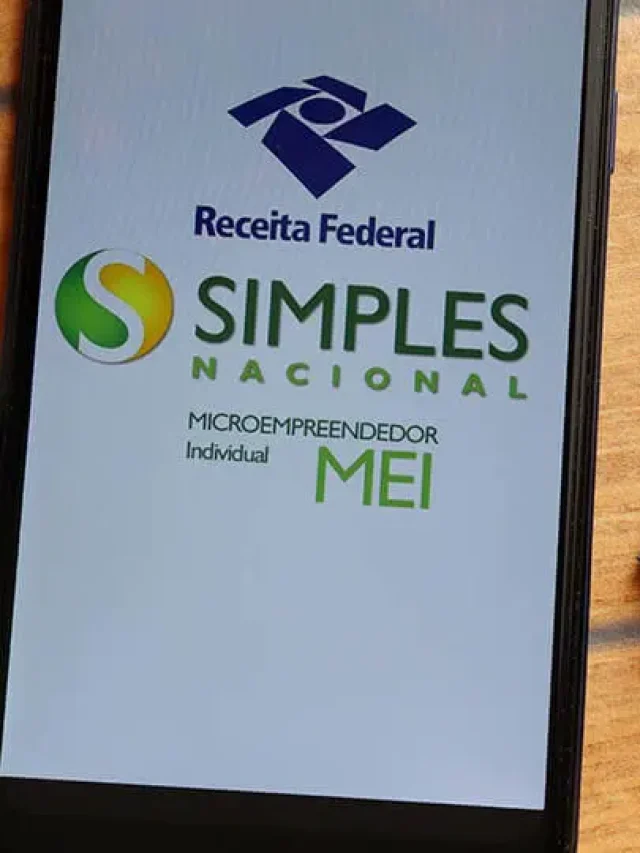 imagem de um celular em cima da mesa