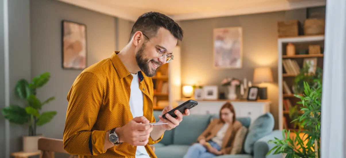imagem de um homem sorrindo no celular