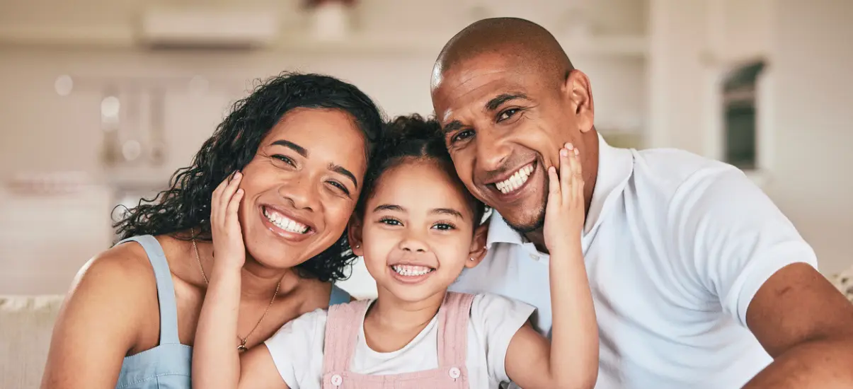 imagem de mãe e pai com uma filha pequena