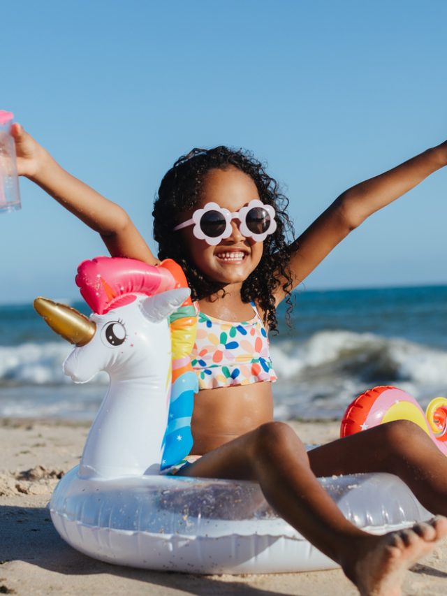 criança feliz na praia