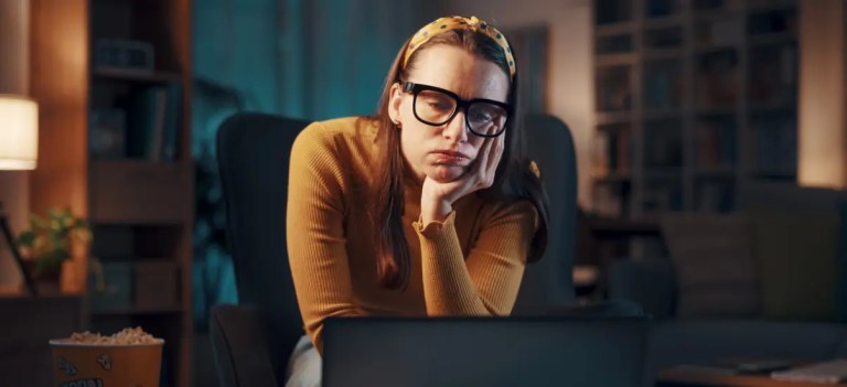 imagem de mulher olhando triste para o computador