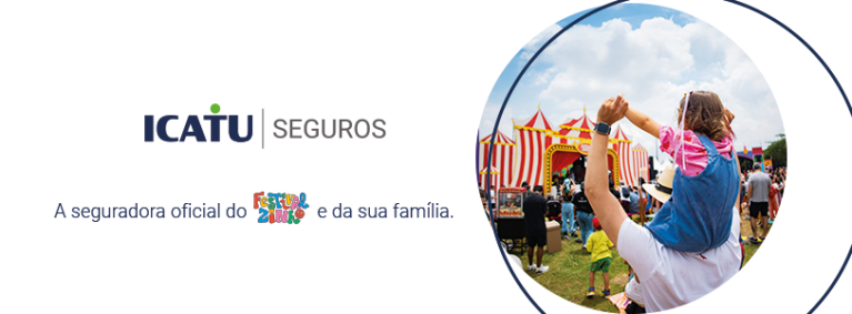 Visão de uma festa ao ar livre com uma criança dançando na frente de uma tenda de circo colorida, rodeada por várias famílias e pessoas felizes.