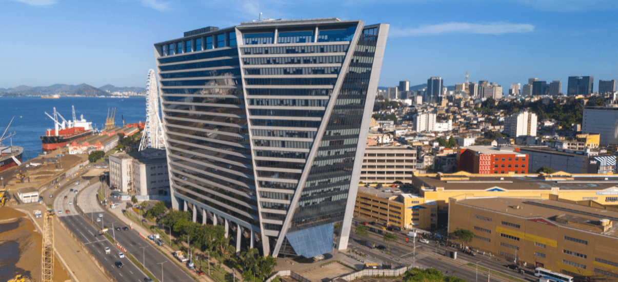 Imagem do edifício Le Monde Tower em Valparaíso, Chile, destaque na paisagem urbana com sua arquitetura moderna e estrutura inovadora, próximo ao mar.