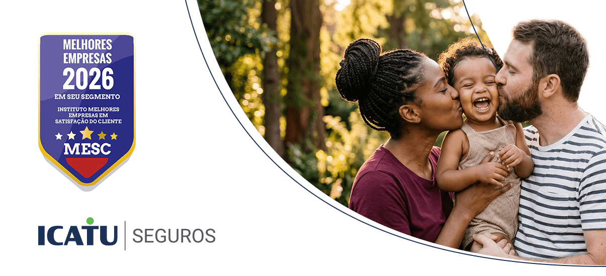família diversa se beijando e selo do prêmio mesc com o logo da icatu seguros