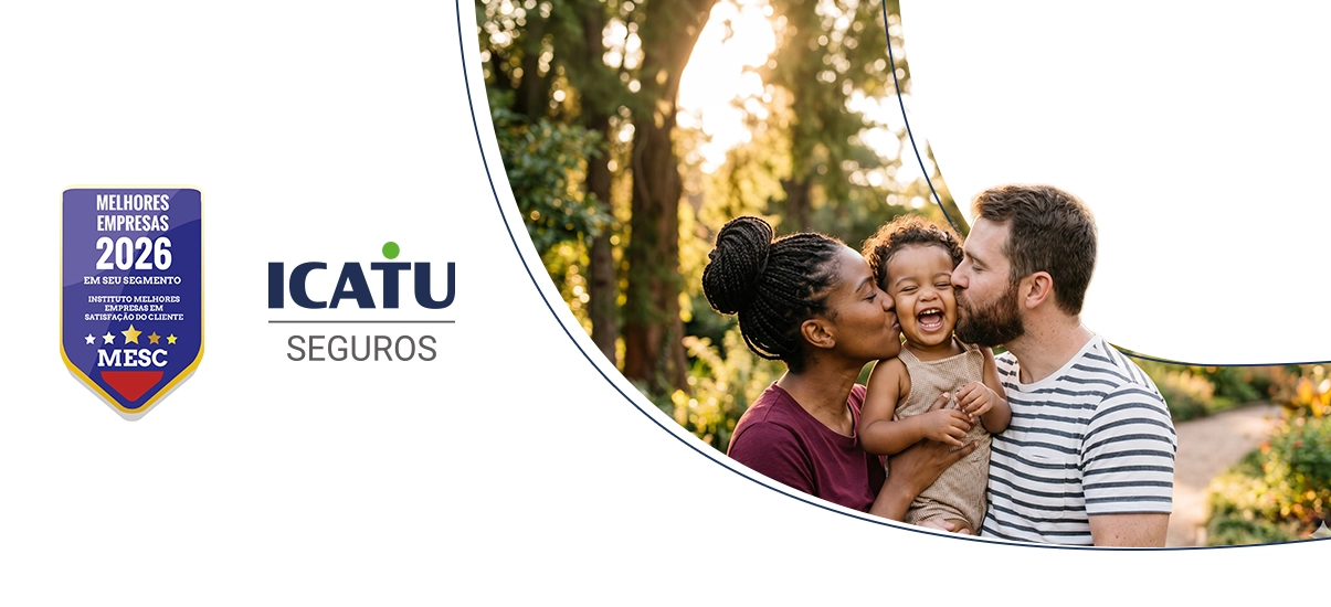 imagem da família diversa se abraçando com o selo do prêmio mesc e o logo da icatu seguros